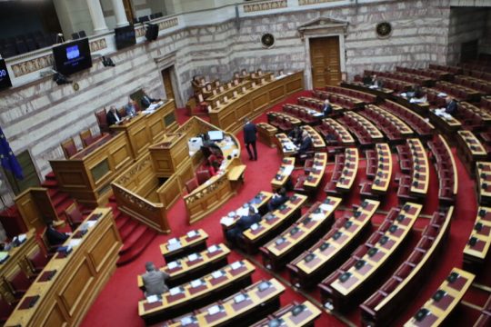 Σφυροκόπημα στην κυβέρνηση για υποκλοπές και ΟΠΕΚΕΠΕ